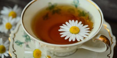 Миниатюра к статье Чай с ромашкой — полезные свойства  и секреты эффективного применения