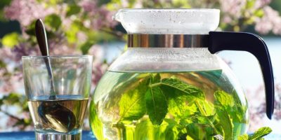 Миниатюра к статье Вкусный и полезный чай из мелиссы —  рецепты приготовления и применения
