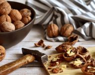 Миниатюра к статье Целебные перегородки грецких орехов - полезный рецепт настойки и ее применение